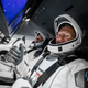 Los astronautas Bob Behnken y Doug Hurley a bordo de la Crew Dragon.